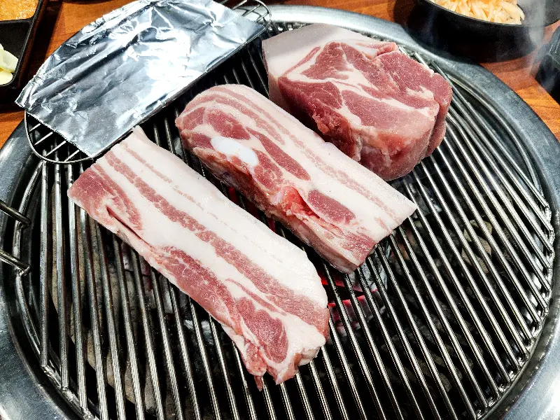 맛있게 구워진 돼지고기