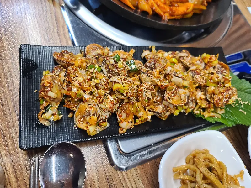 윤기가 흐르는 꼬막무침