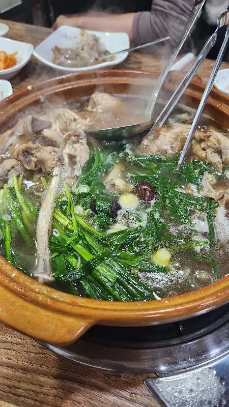 해신탕 재료 건져올리기