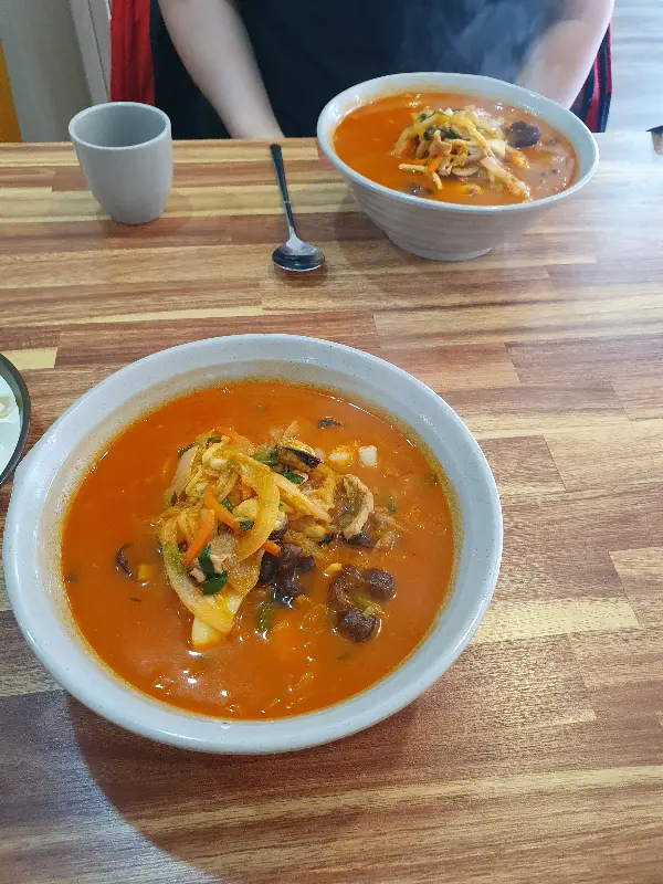 테이블에 놓인 짬뽕 두 그릇