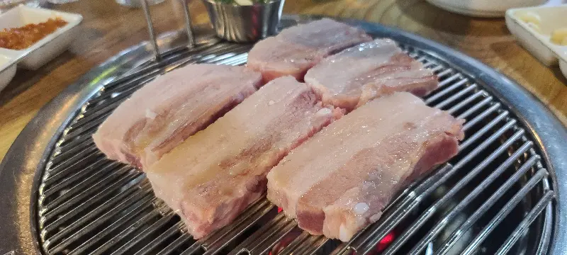 두툼한 삼겹살