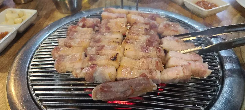노릇하게 익어가는 삼겹살