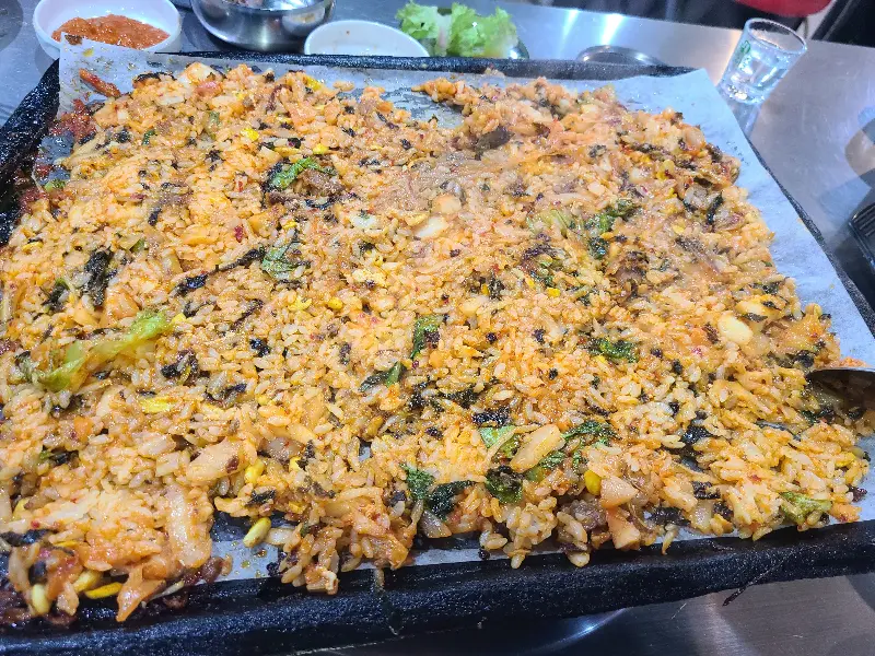 불판 위에 펼쳐진 볶음밥의 향연