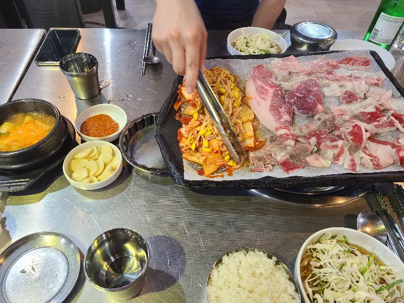 푸짐하게 차려진 삼겹살 한 상