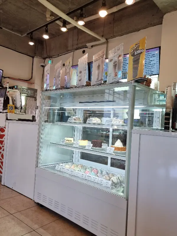 쇼케이스에 진열된 디저트