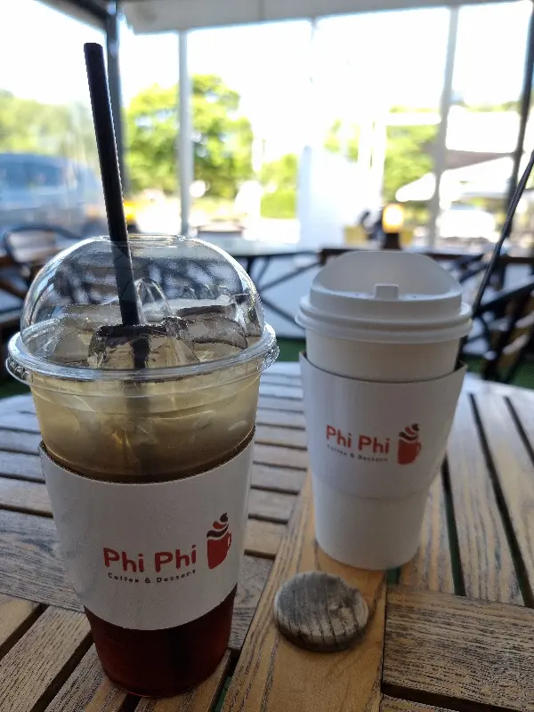 Phi Phi 로고가 새겨진 컵홀더