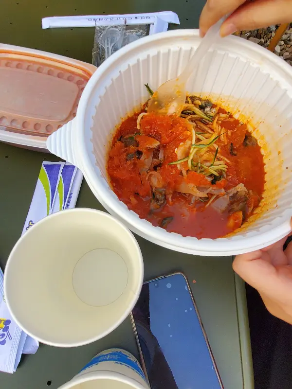 배달 용기에 담긴 물회