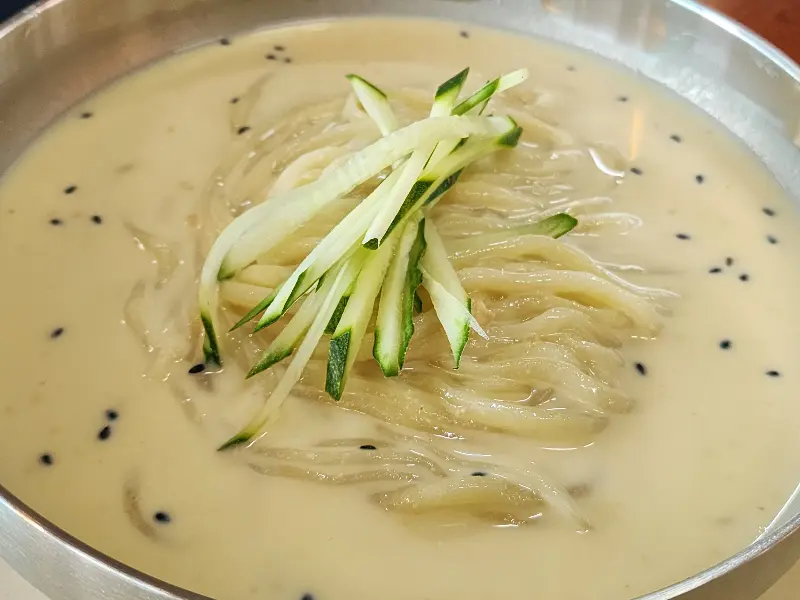 시원한 콩국수의 모습