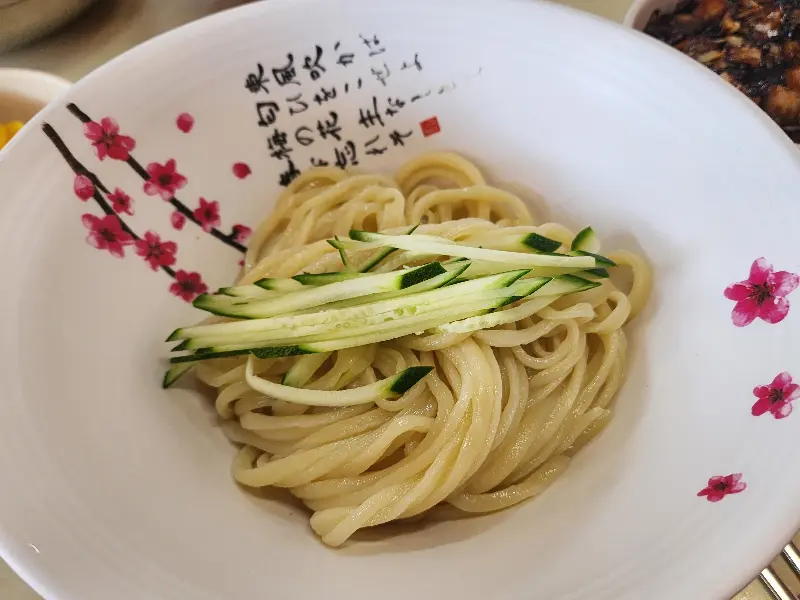 짜장면 면발 위에 올려진 오이 고명
