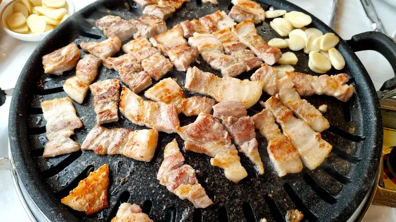 잘 구워진 삼겹살