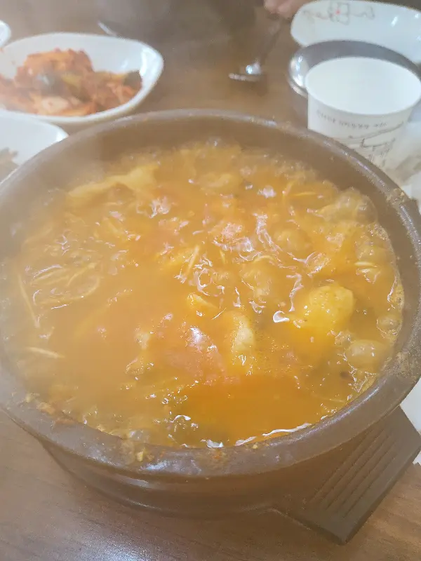 뜨거운 김이 모락모락 나는 어탕국수