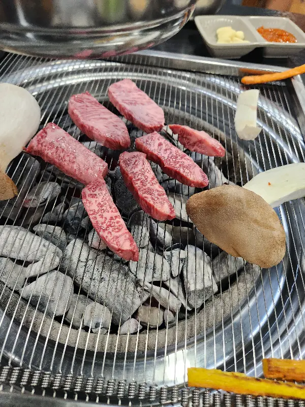 숯불 위에서 익어가는 가브리살