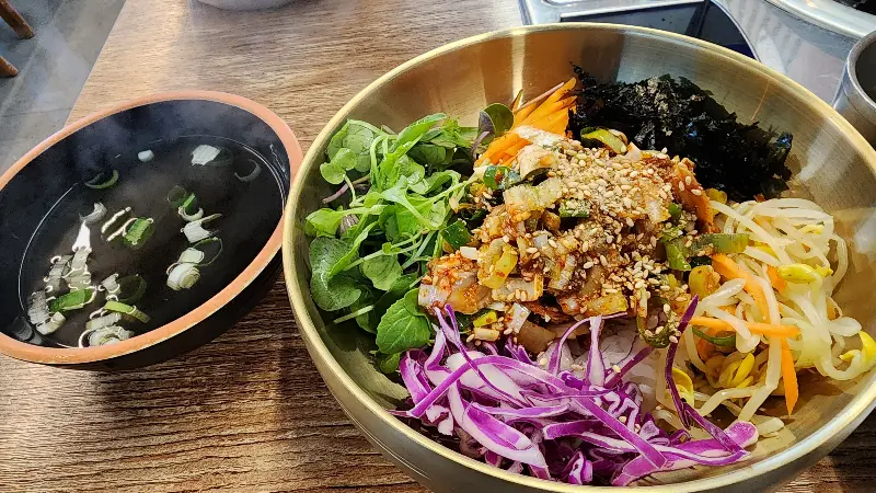 싱싱한 채소가 듬뿍 들어간 꼬막 비빔밥