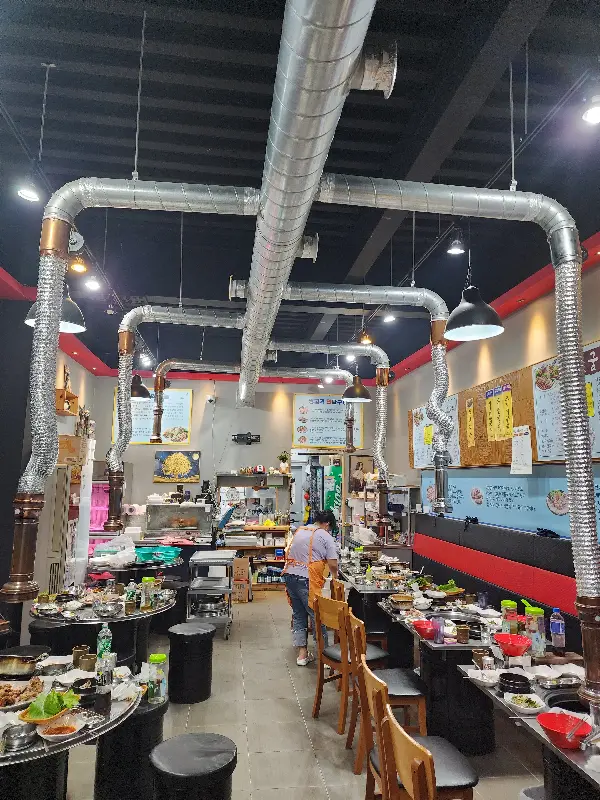 넓고 쾌적한 식당 내부