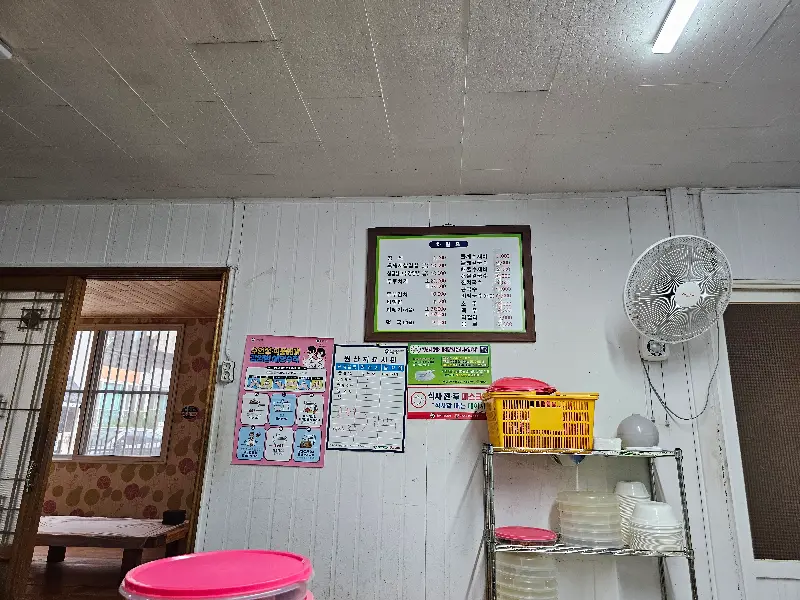 식당 내부 메뉴 안내