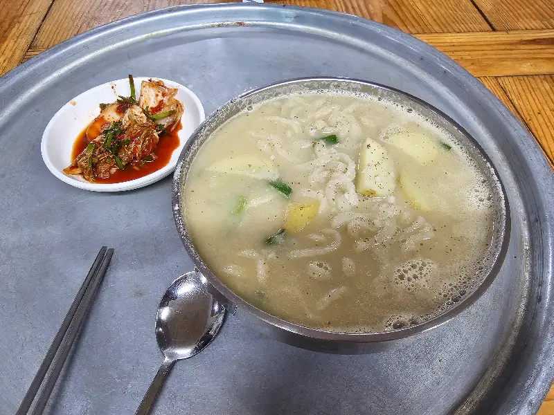 푸짐한 수제비 한 상차림