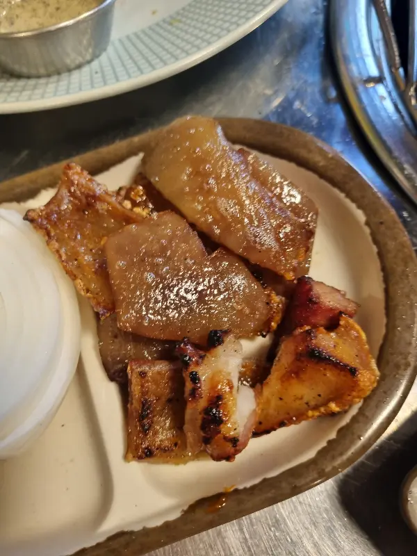 노릇하게 구워진 뽈살