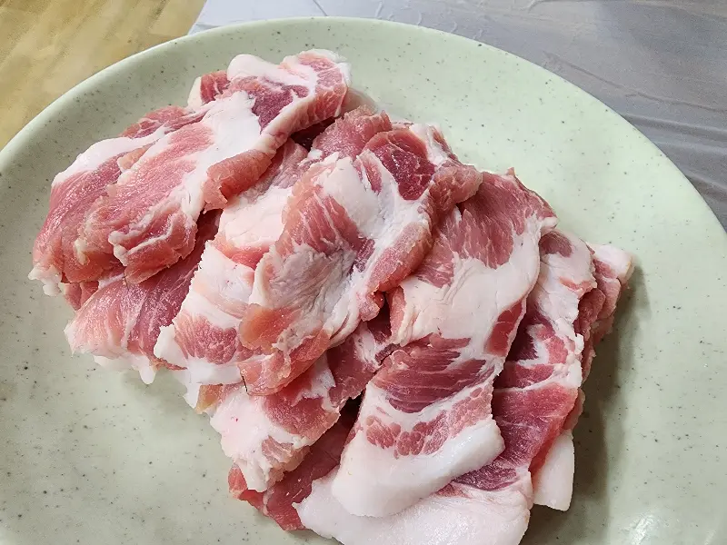 접시에 담겨 나온 꼬들살의 클로즈업