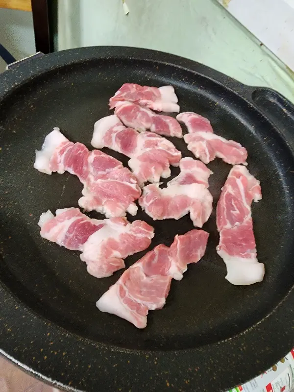 불판 위에 올려진 꼬들살의 모습