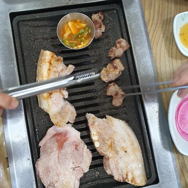 돼지고기를 굽는 모습