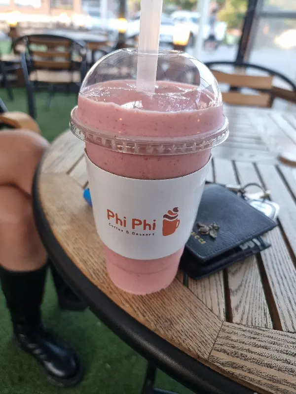 테이블 위에 놓인 딸기 스무디