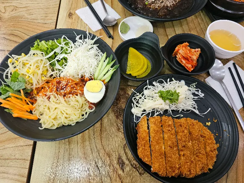 돈까스, 쫄면 등 다양한 메뉴