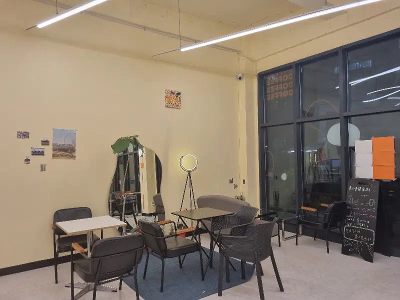 용커피 내부 좌석