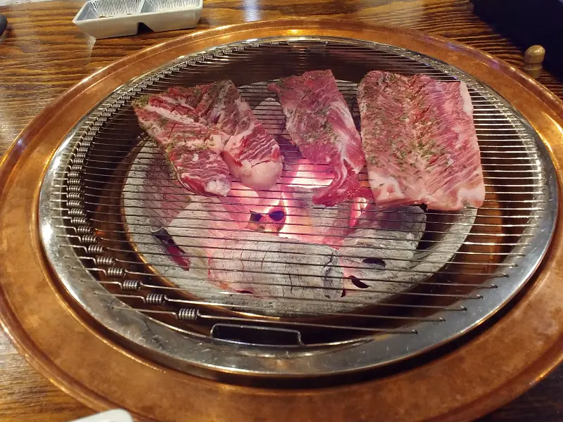 불판 위에서 구워지는 두툼한 고기