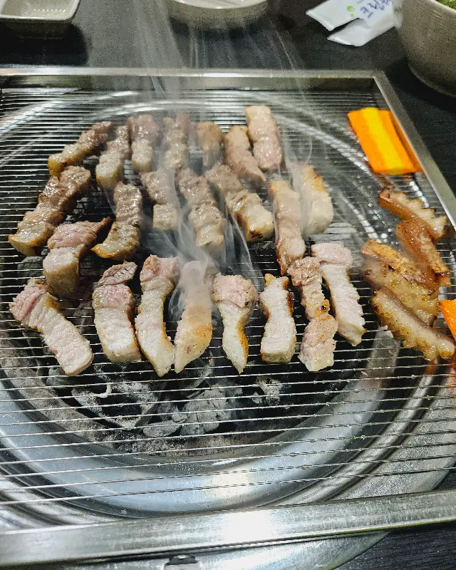 숯불 위에 올려진 다양한 종류의 고기