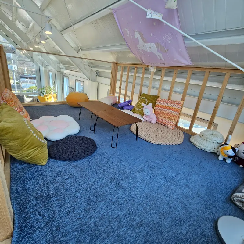 마즐리스 2층 다락방