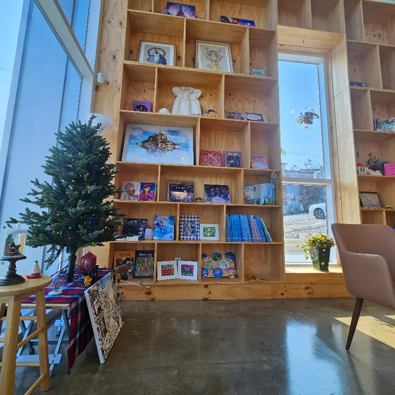 아늑한 북카페 마즐리스 내부