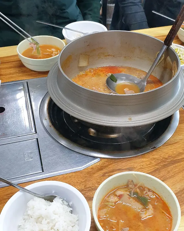 뚝배기 안에서 끓고 있는 오리탕