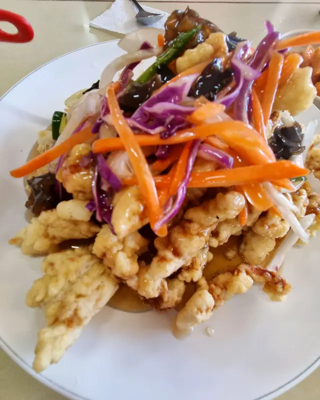 탕수육 위에 뿌려진 채 썬 야채들