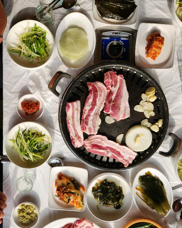 다채로운 밑반찬과 삼겹살