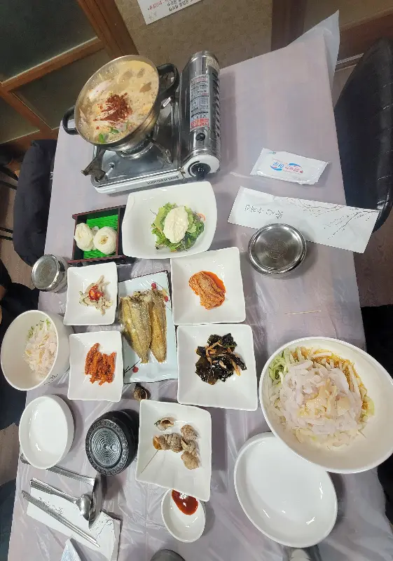 테이블 위에서 직접 끓여 먹을 수 있도록 준비되는 백경횟집의 매운탕