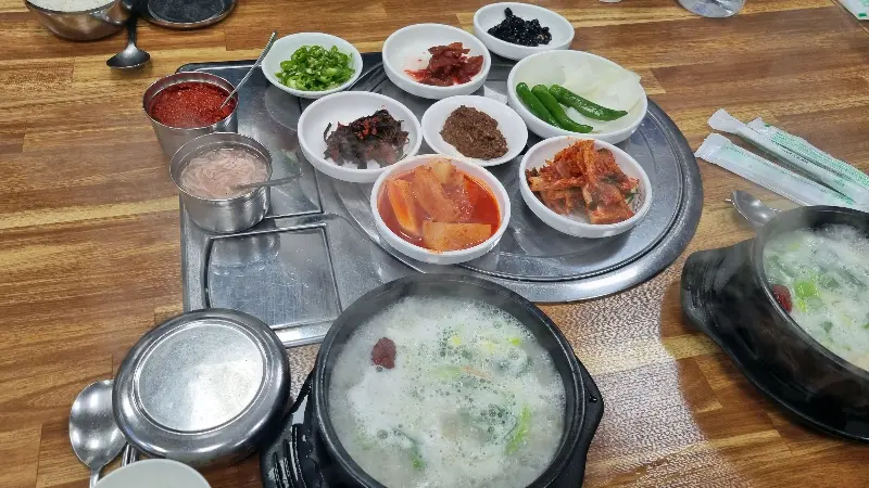 푸짐하게 차려진 실비손칼국수의 순대국밥 한 상 차림