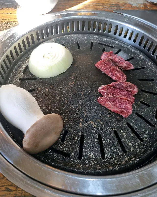 불판 위의 고기와 버섯, 양파
