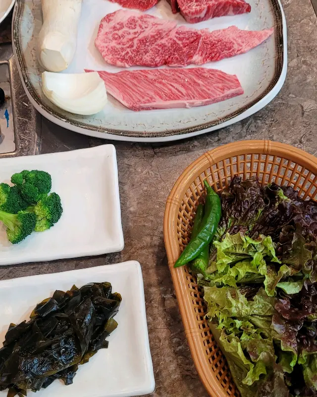 다양한 쌈 채소와 밑반찬이 제공되는 고성한우명가