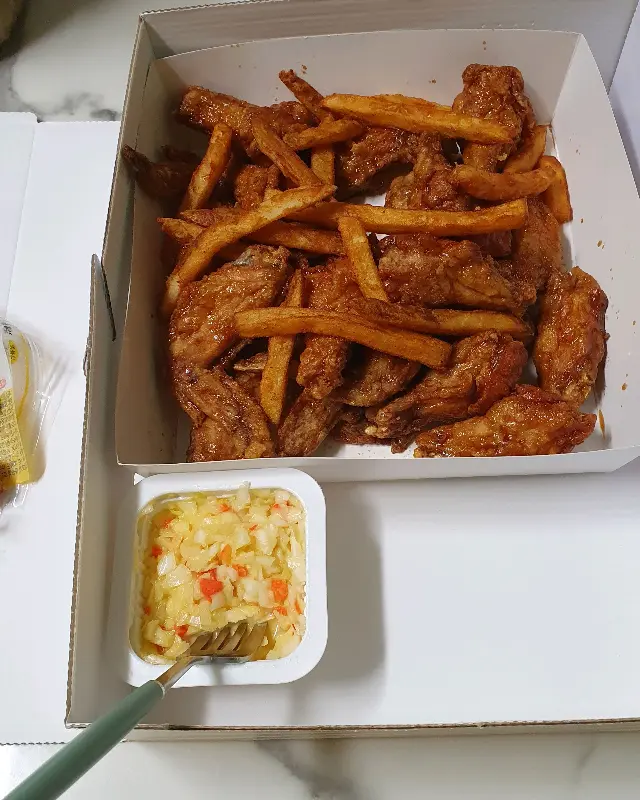 콜슬로와 양념치킨, 감자튀김