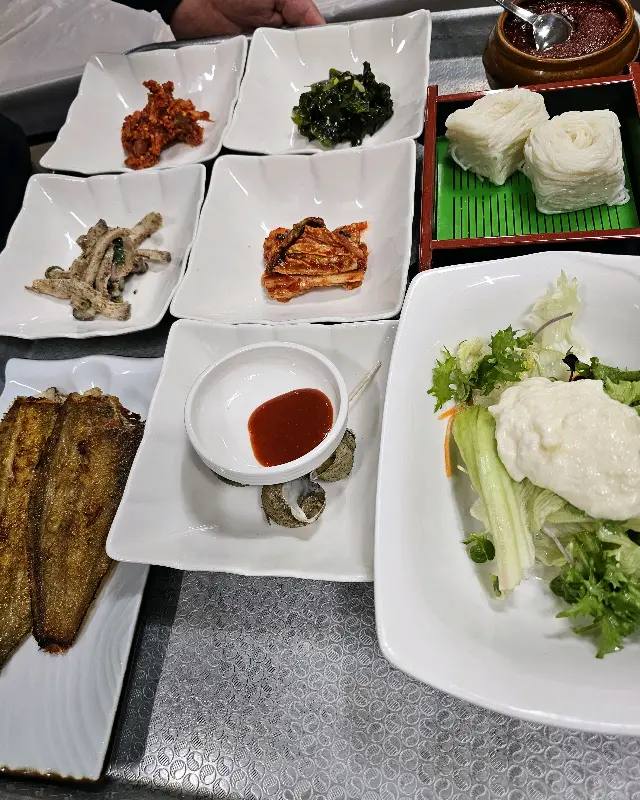 다양한 밑반찬이 정갈하게 담겨 나오는 백경횟집