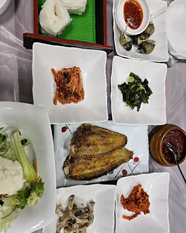 푸짐한 밑반찬 구성