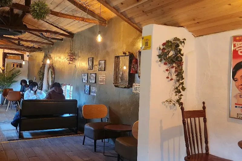 카페 내부 인테리어