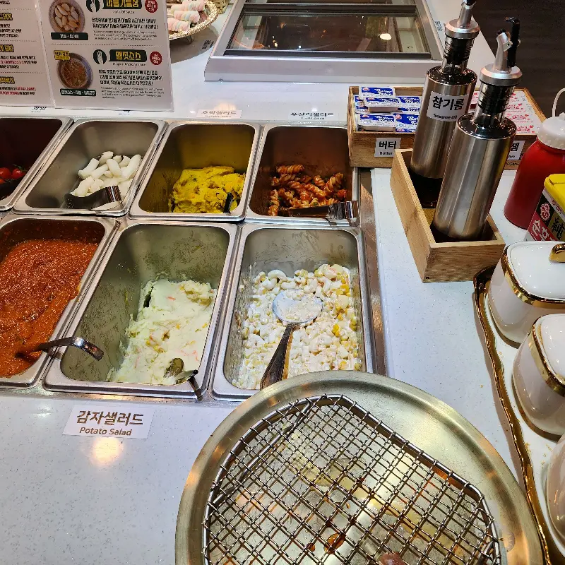 샐러드바에 마련된 다양한 샐러드