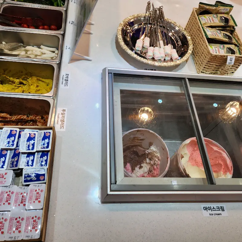 아이스크림과 마시멜로우가 준비된 디저트 코너