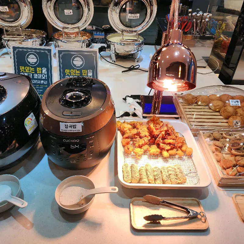 샐러드바에 마련된 닭강정과 튀김