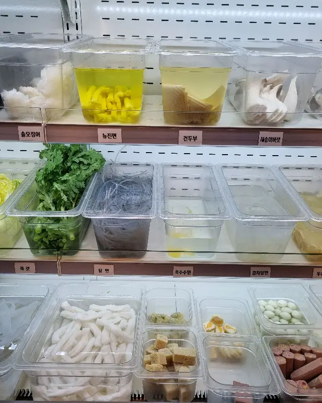신선한 재료들이 가득한 쇼케이스