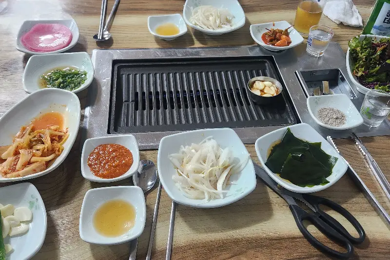 푸짐하게 차려진 밑반찬
