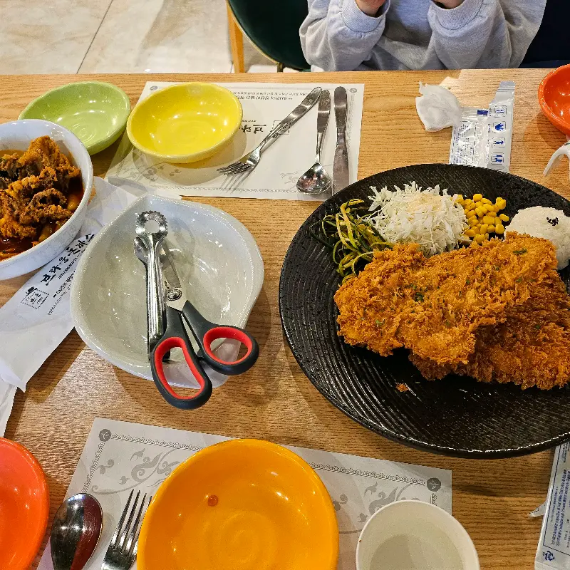 푸짐한 돈까스 한 상 차림