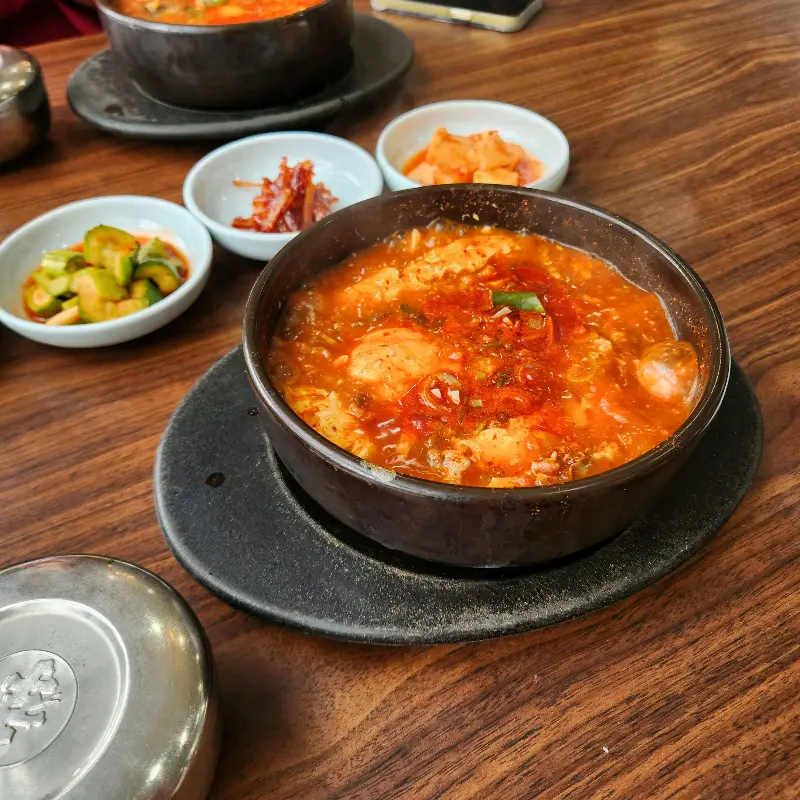 순두부찌개와 밑반찬