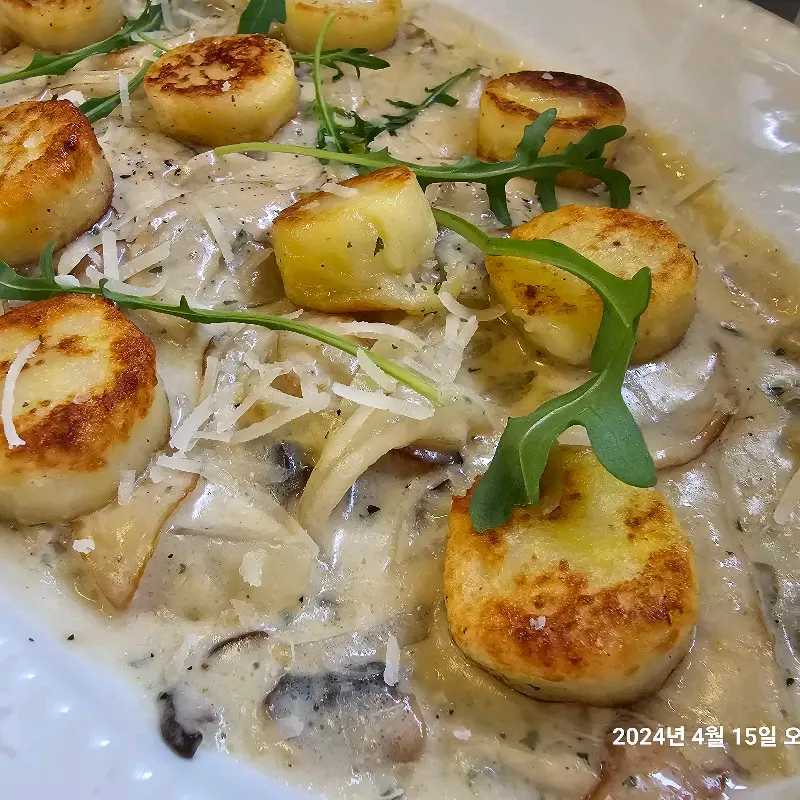 세 가지 버섯 크림 뇨끼